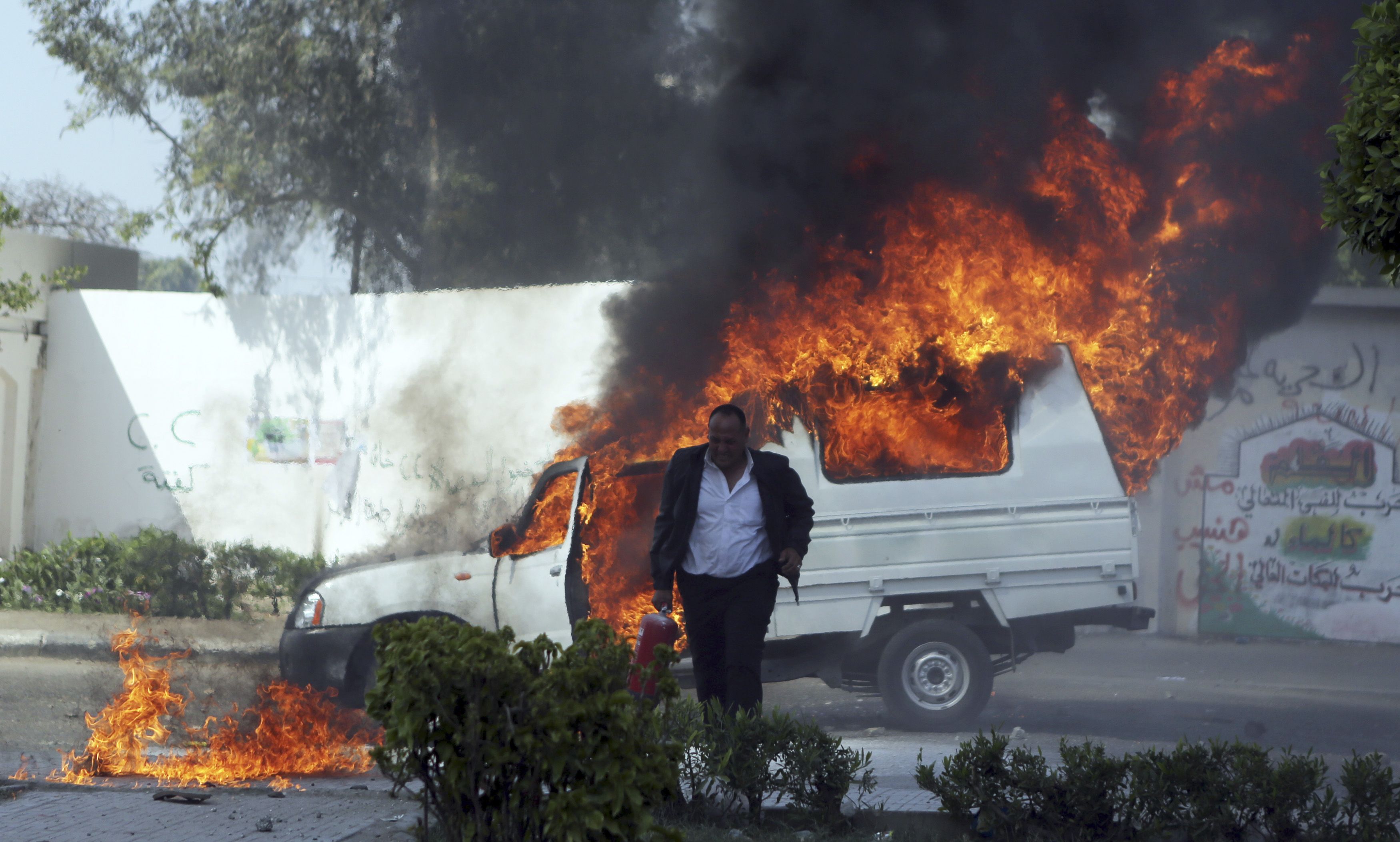 Security forces go in Azhar University to confront violence - MENA