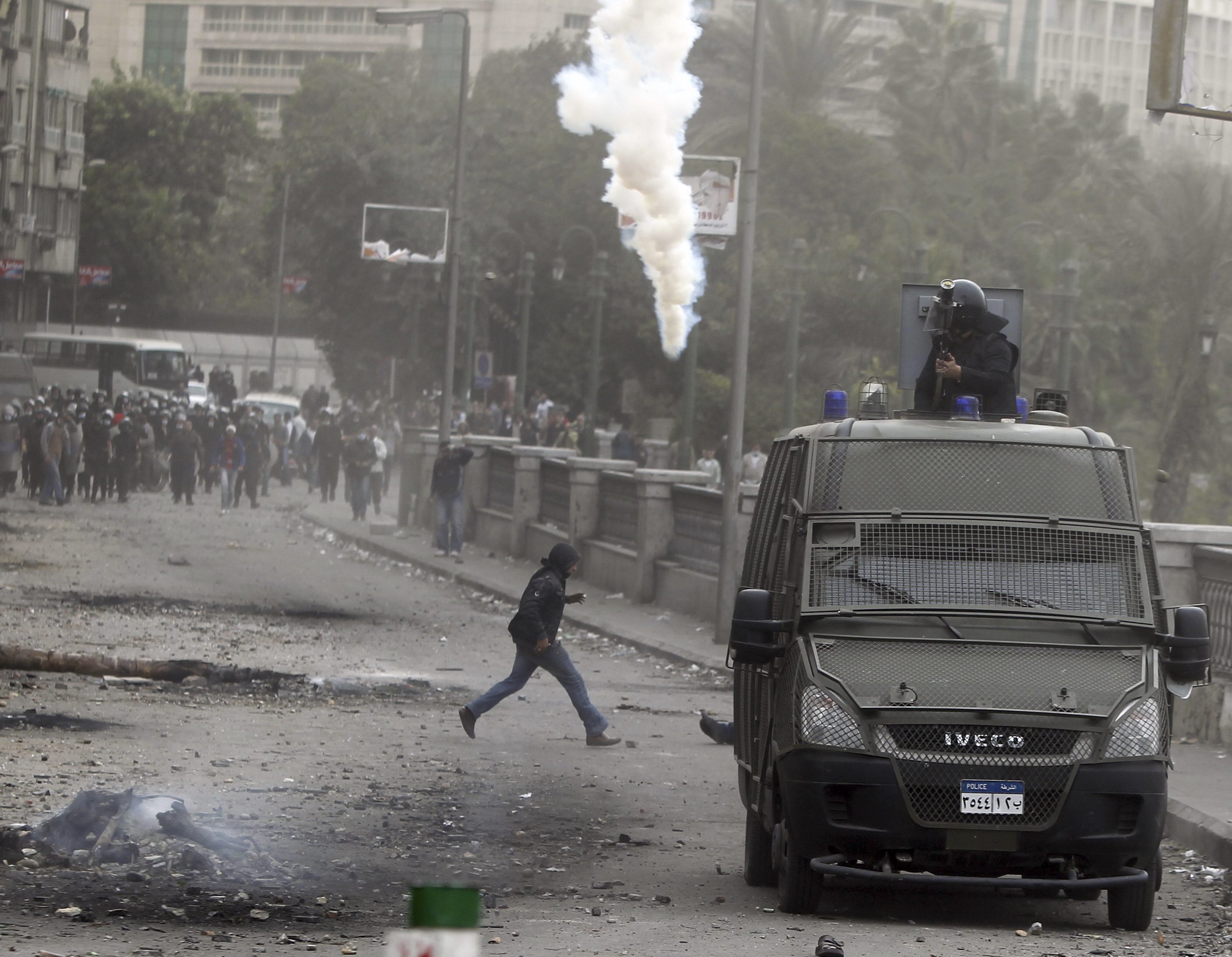 Security forces shoot indiscriminately at protesters in Cairo