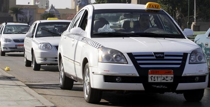 Egyptian taxi drivers hold brief sit-in, block Cairo traffic