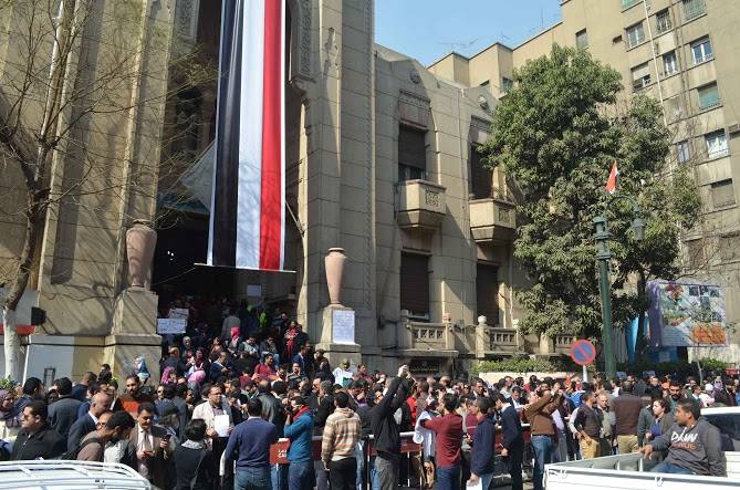 Thousands of Egypt's doctors to not accept fees from patients, protest alleged police assault