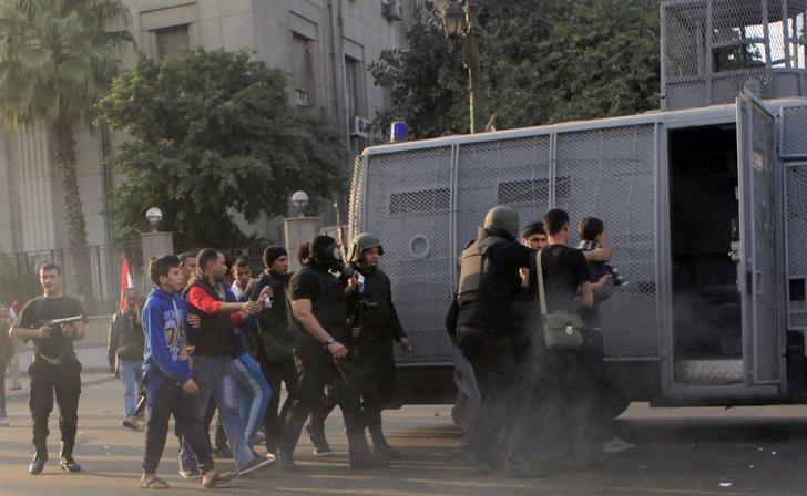 Police break up anti-protest law demonstration in Cairo