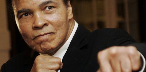 وفاة بطل الملاكمة العالمي محمد علي كلاي عن عمر ناهز 74 عاما