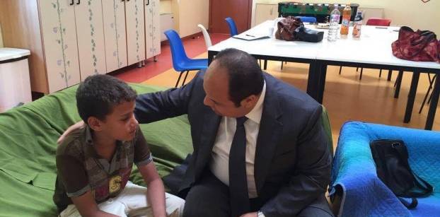 بيان: سفارة مصر بروما توفد مندوبا للاطمئنان على الطفل المصري المهاجر لإيطاليا