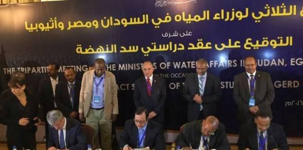 وفود مصر والسودان وإثيوبيا توقع رسميا عقود دراسات سد النهضة