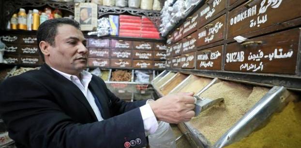 المصريون يلجأون للعلاج بالأعشاب بدلا من الأدوية المستوردة بعد ارتفاع الدولار