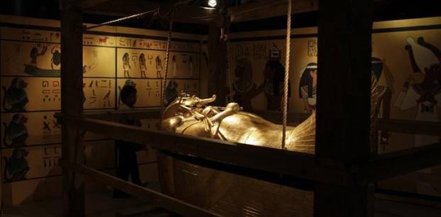 مجموعة آثار توت عنخ آمون تبدأ رحلتها إلى المتحف المصري الكبير