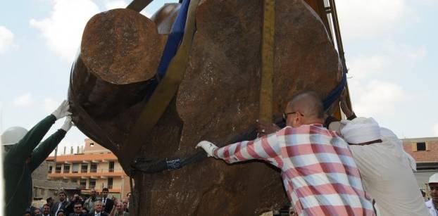 التلفزيون: انتشال باقي أجزاء تمثال الملك رمسيس الثاني بالمطرية