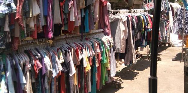 بالصور- "البالات".. خيار الفقراء في العيد بعد ارتفاع أسعار الملابس