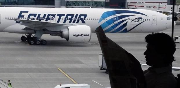 مصر للطيران: إصابة 3 ركاب خلال إخلاء طائرة بسبب إنذار حريق كاذب