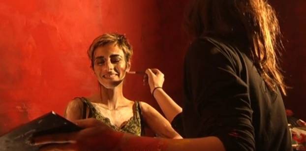 فنانة في مصر ترسم لوحاتها على "قماش من البشر"