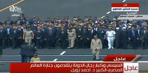مصر تودع أحمد زويل بجنازة عسكرية تقدمها السيسي