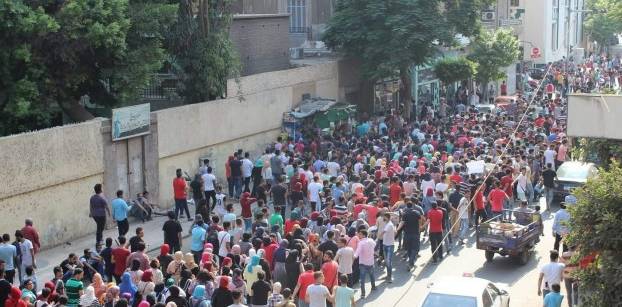 طلاب يتظاهرون بوسط القاهرة احتجاجا على تأجيل امتحانات الثانوية العامة