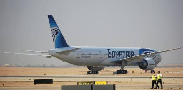 قائد طائرة مصر للطيران يستدعي الشرطة بسبب راكب بسترة فوسفورية