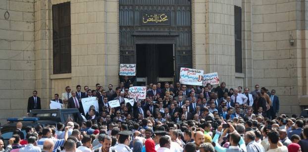 محكمة النقض توافق على الانعقاد خارج دار القضاء لمحاكمة مبارك