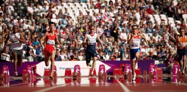مصطفى فتح الله يفوز بفضية سباق 100 متر عدوا في البارالمبية