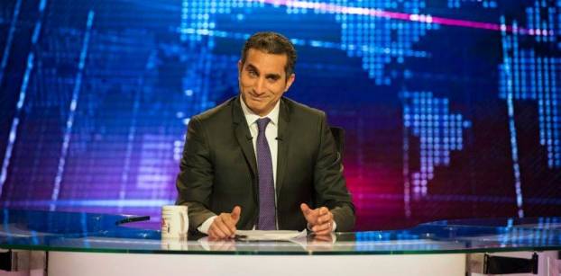 باسم يوسف يصعد انتقاداته للحكومة ويندد باقتحام نقابة الصحفيين
