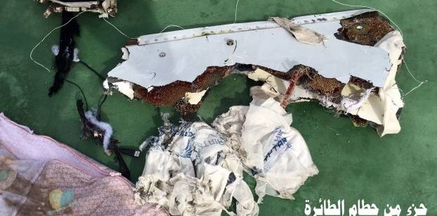 لوفيجارو : وجود آثار "تي.إن.تي" بحطام طائرة مصر للطيران يثير خلافا بين القاهرة وباريس