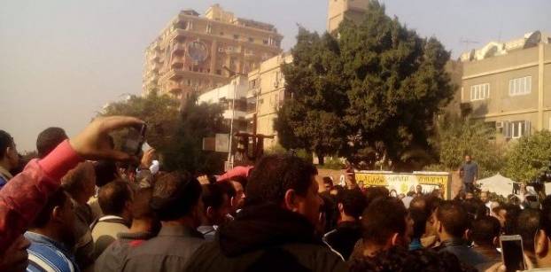 أقباط يتظاهرون خارج كنيسة العذراء لمنعهم من حضور قداس ضحايا "البطرسية"