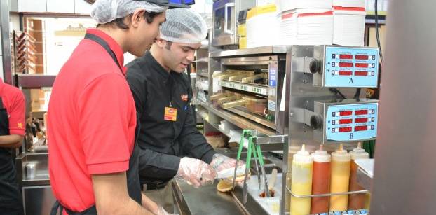 أمريكانا تدرب ألف شاب للعمل في مطاعمها بمصر والخليج