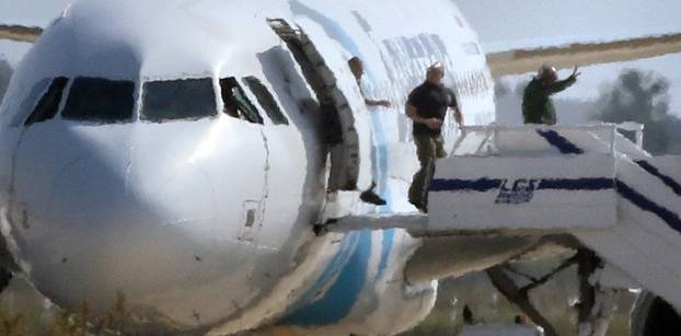 قبرص: سباق الصحافة هدد المفاوضات مع خاطف الطائرة
