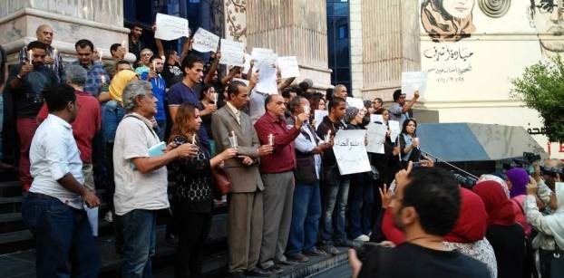 مئات الصحفيين يشاركون في عمومية النقابة.. ويرفعون نعشا لحرية الصحافة
