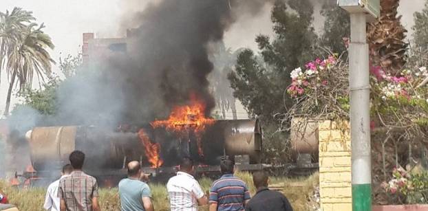 بالصور.. السيطرة على حريق قطار محمل بالوقود بالمنيا قبل انفجاره