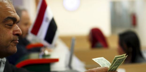 رويترز: الدولار يقفز إلى 12 جنيها في السوق السوداء بمصر