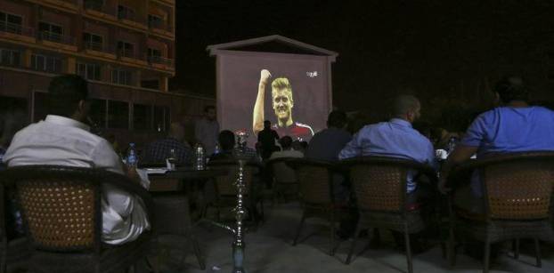 شغف المصريين بكرة القدم يكلفهم أعباء إضافية مع عودتهم لأمم أفريقيا