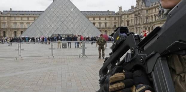 الجالية المصرية بفرنسا: فحص كاميرات المراقبة سيبين عدم صحة "هجوم اللوفر"