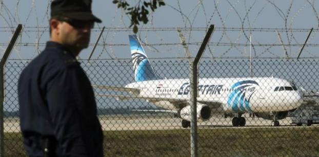 طفل ورضيعان بين ركاب الطائرة المصرية المفقودة