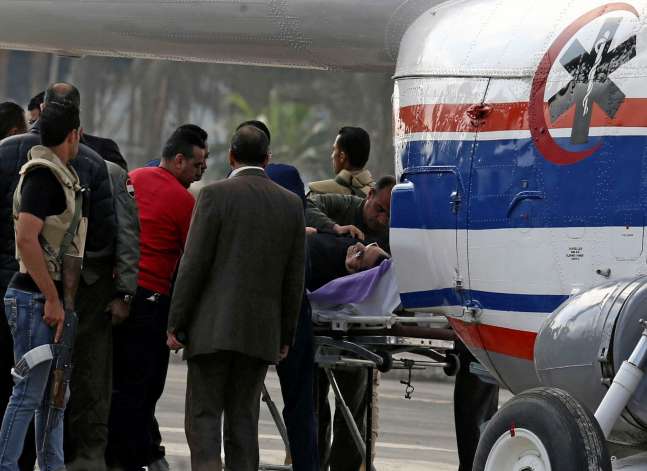 وصول مبارك بطائرة إسعاف لمقر أكاديمية الشرطة لمحاكمته، رويترز