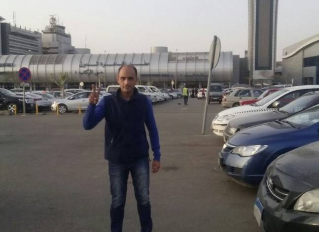بالصور- قطر تطلق سراح المدون المصري تامر مبروك بعد احتجازه 49 يوما
