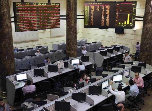 البورصة تهبط لليوم الثالث على التوالي تحت ضغط مبيعات المصريين