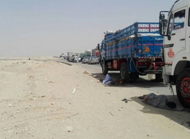 شاهد: توقف حركة المرور بالطريق الصحراوي الغربي بالقرب من مدخل مطار أسيوط
