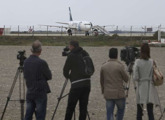 صحيفة قبرصية: الشرطة سلمت الزوجة السابقة لخاطف الطائرة المصرية رسالة منه