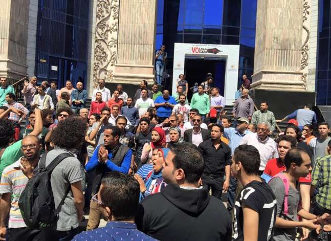 نشطاء يتظاهرون أمام نقابة الصحفيين احتجاجا على إعلان تبعية تيران وصنافير للسعودية