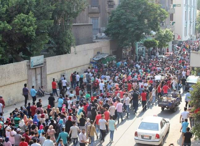 طلاب يتظاهرون بوسط القاهرة احتجاجا على تأجيل امتحانات الثانوية العامة
