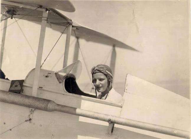 لطفية النادي.. حلمت بالحرية فأصبحت أول مصرية تقود طائرة