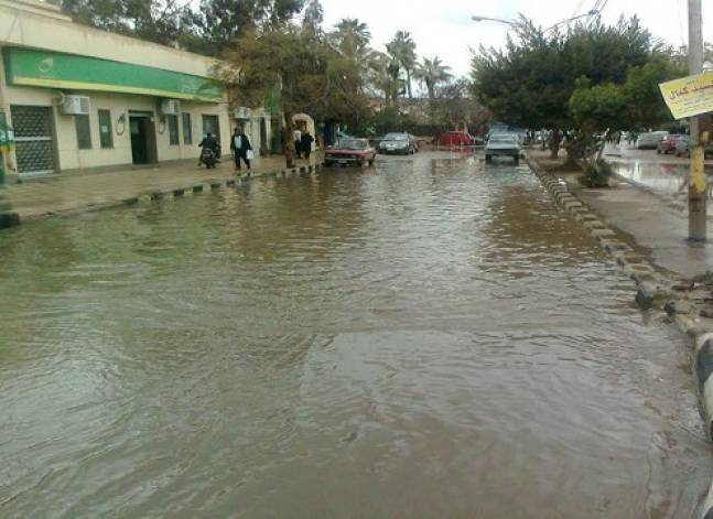وكالة: إغلاق محال تجارية في البحيرة بسبب سقوط أمطار غزيرة