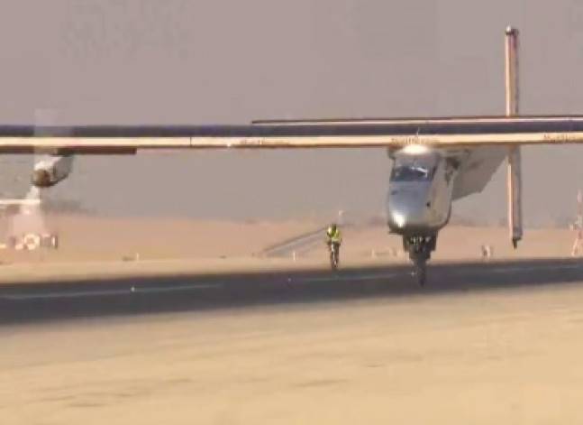 بالصور.. هبوط الطائرة "سولار إمبلس" بمطار القاهرة بعد تصوير شروق الشمس