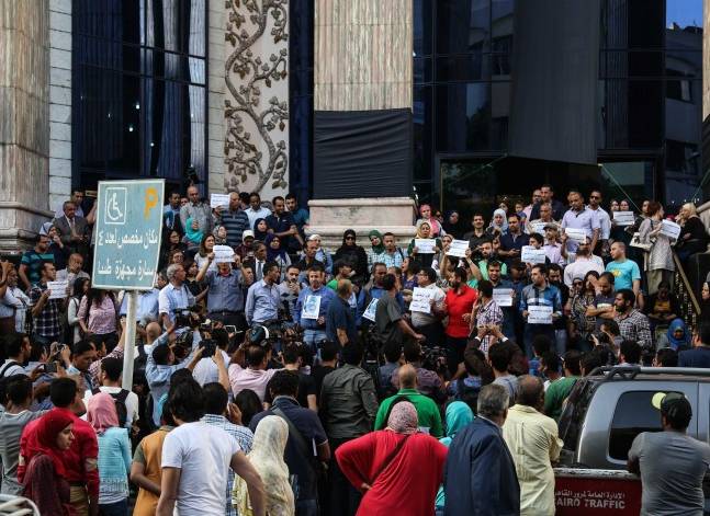 19 منظمة حقوقية تدين احتجاز نقيب الصحفيين وعضوين بمجلس النقابة