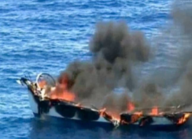 حريق بسفينة بضائع أمام مرسى علم ونجاة طاقمها