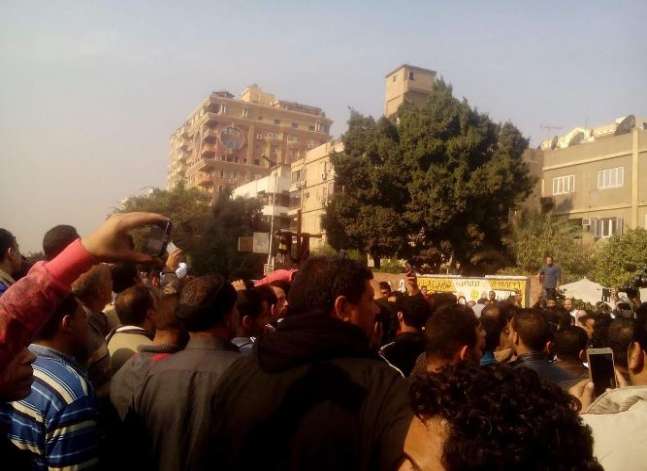 أقباط يتظاهرون خارج كنيسة العذراء لمنعهم من حضور قداس ضحايا "البطرسية"