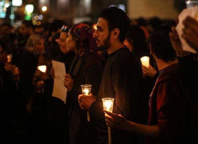 بالصور- وقفة بالشموع في محيط دار القضاء للتنديد بتفجير "البطرسية"