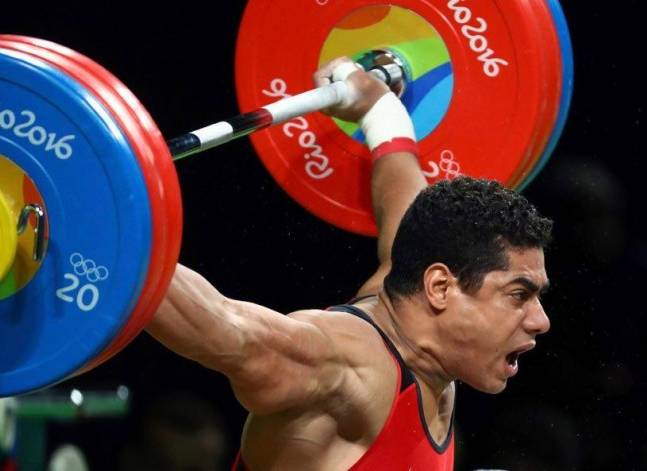 بالفيديو- المصري محمد إيهاب يفوز ببرونزية وزن 77 في رفع الأثقال بالأولمبياد