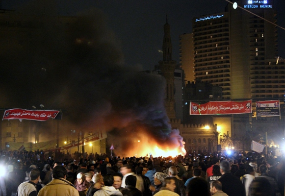 أنصار مرسي يشعلون النيران بسيارة شرطة بالمعادي.. والأمن يفرق مظاهرة بعين شمس 