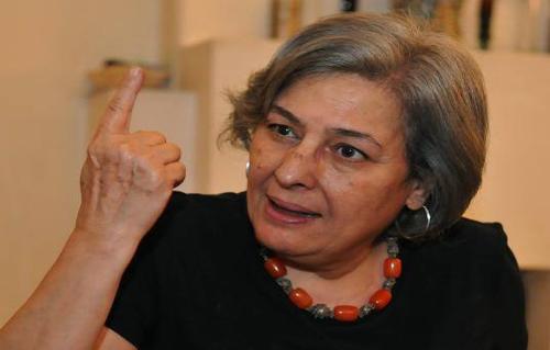 الموت يغيب الكاتبة المصرية رضوى عاشور بعد صراع مع المرض