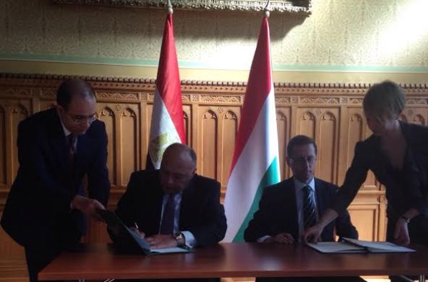 شكري يوقع مع وزير الاقتصاد الوطني المجري اتفاقية للتعاون السياحي