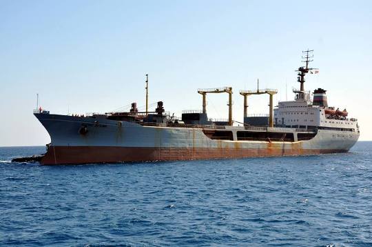 القوات البحرية المصرية تستقبل سفينة الإمداد الروسية 