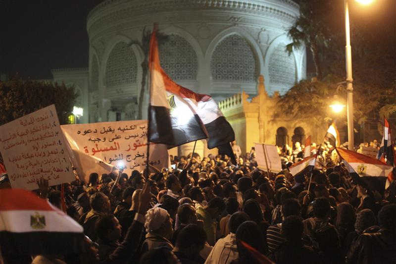 العشرات يتظاهرون أمام بوابة 4 بقصر الاتحادية ويرفعون اللافتات المنددة بالرئيس على جدرانه